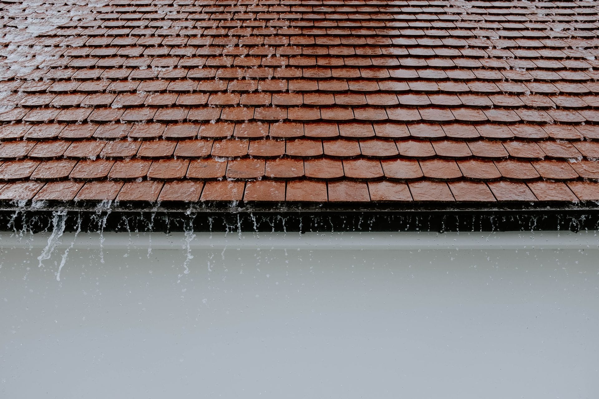 Lluvia intensa sobre un tejado, escenario que pone a prueba la impermeabilización de la cubierta