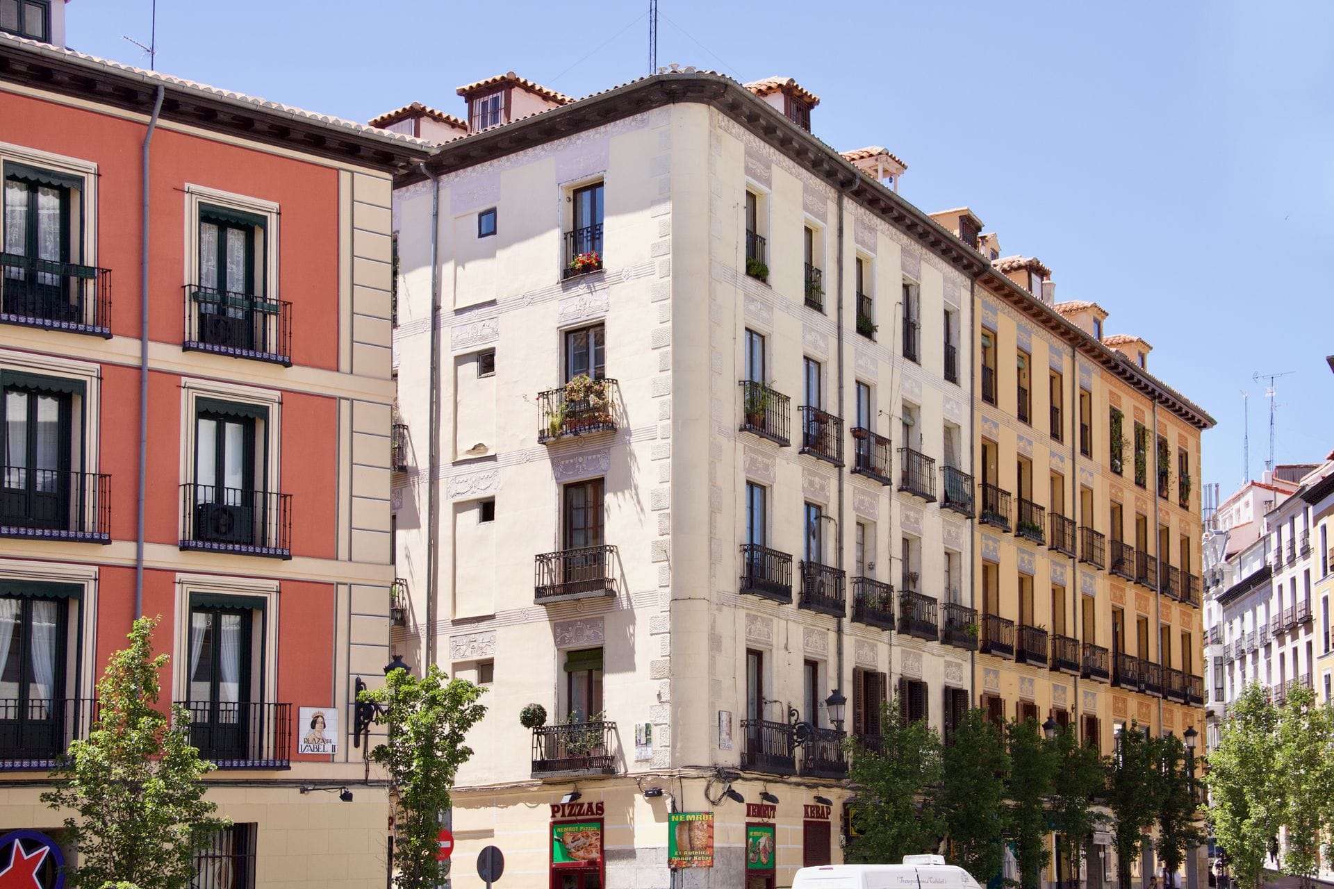 Fachada de edificio residencial de viviendas susceptible de necesitar IEE en el noroeste de Madrid