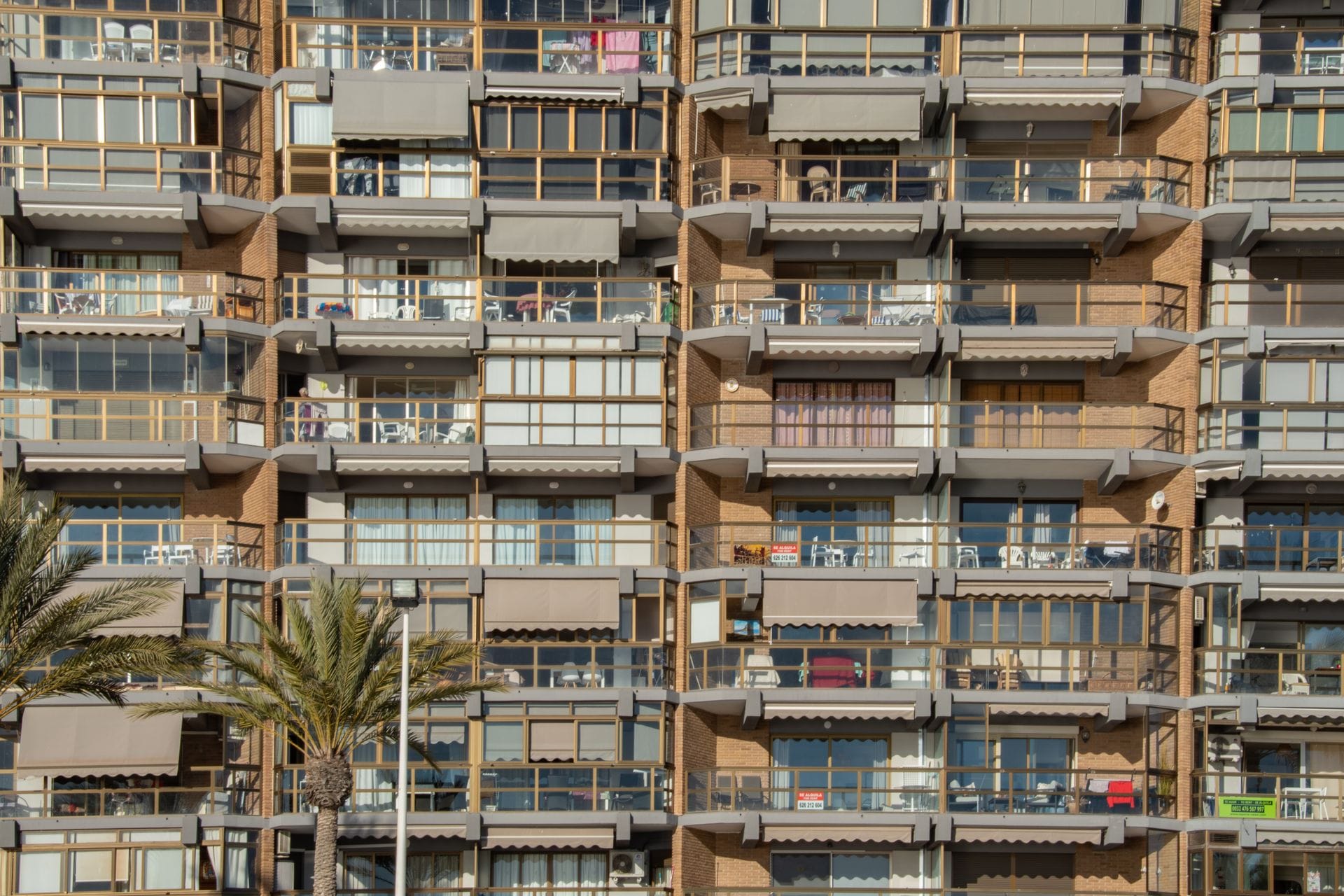 Fachada de edificio con revestimiento exterior tipo fachada ventilada