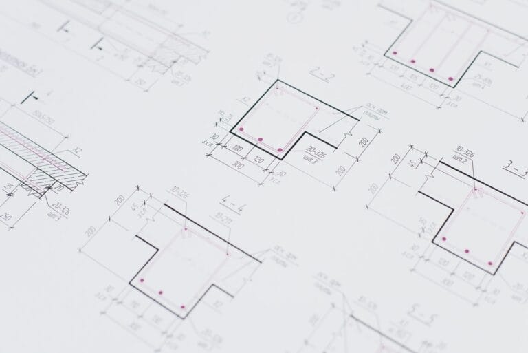 Documentación técnica de un Informe de Evaluación del Edificio (IEE) sobre una mesa