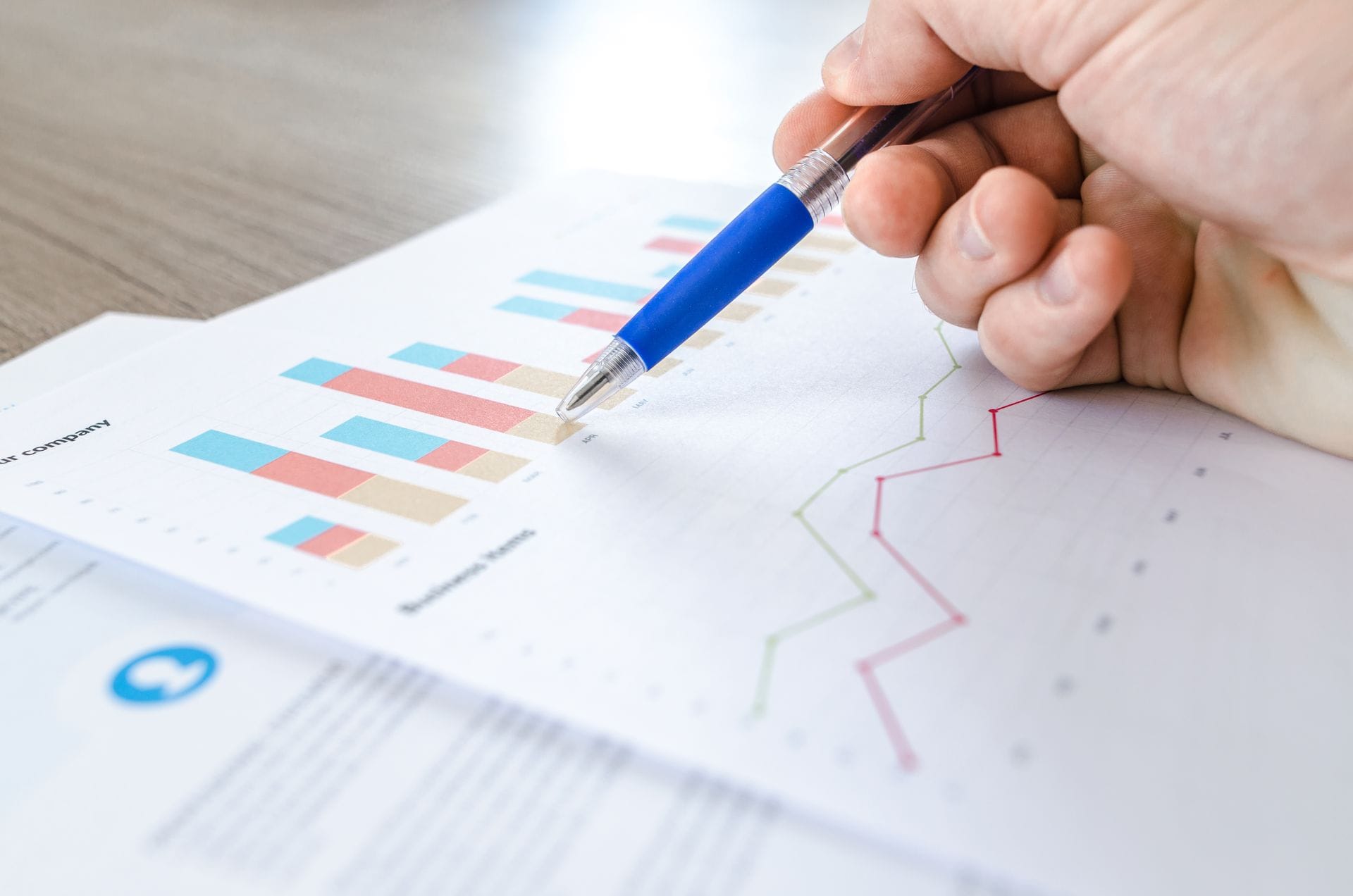 Técnico revisando la documentación y los datos energéticos de un edificio