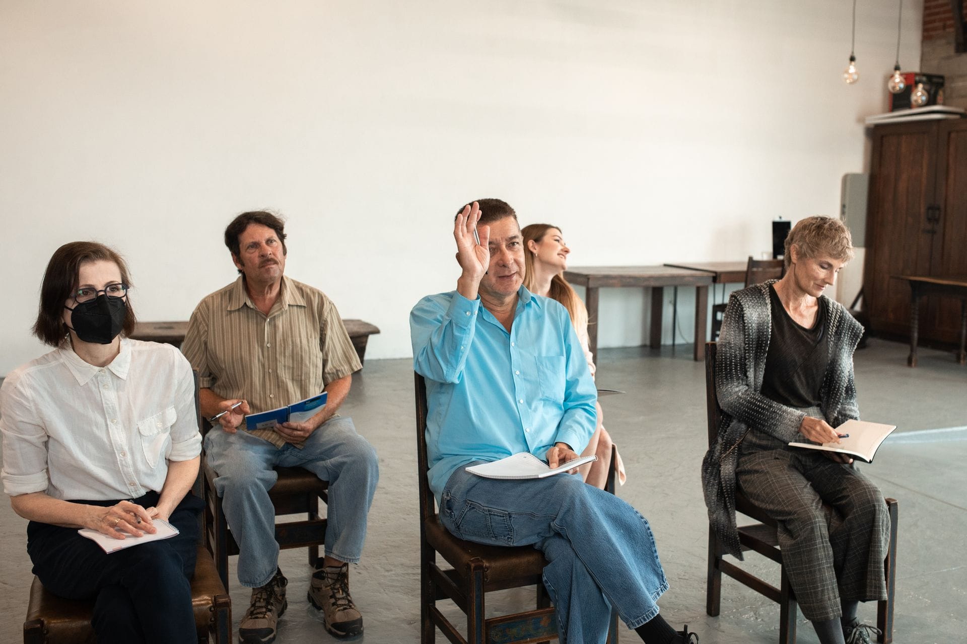 Grupo de propietarios debatiendo una propuesta de rehabilitación en junta