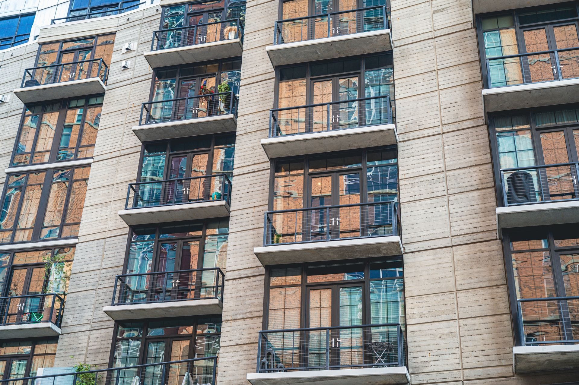 Fachada de edificio residencial candidata a rehabilitación con SATE o fachada ventilada